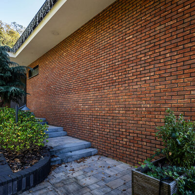 Tehlový obklad Oranje donker na fasáde rodinného domu od Rustique.sk