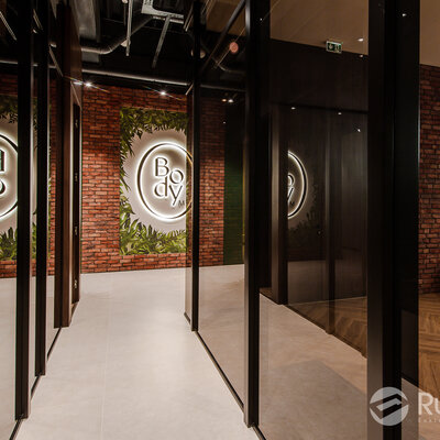 Tehlový obklad Oud Wijn v interiéri fitnesscentra