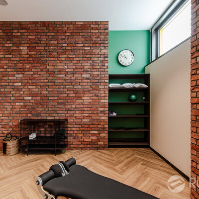 Tehlový obklad Oud Wijn v interiéri fitnesscentra