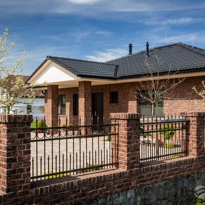 Tehlový obklad Purple na fasáde a plote rodinného domu