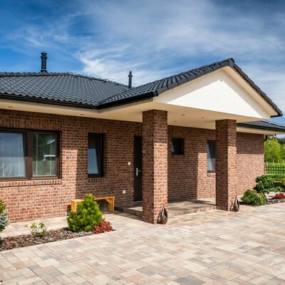 Tehlový obklad Purple na fasáde a plote rodinného domu