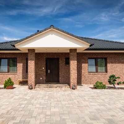 Tehlový obklad Purple na fasáde a plote rodinného domu