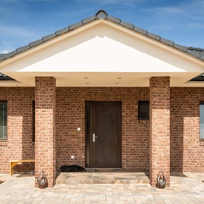 Tehlový obklad Purple na fasáde a plote rodinného domu