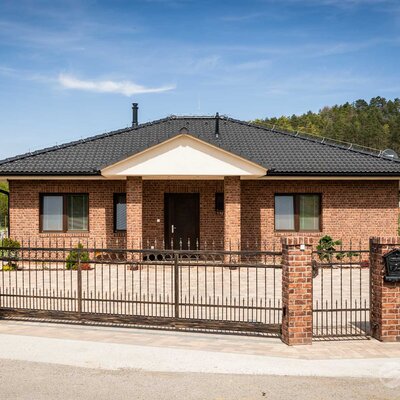 Tehlový obklad Purple na fasáde a plote rodinného domu