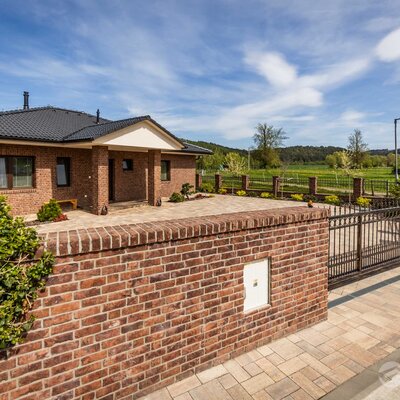 Tehlový obklad Purple na fasáde a plote rodinného domu