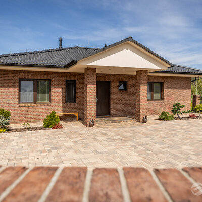 Tehlový obklad Purple na fasáde a plote rodinného domu