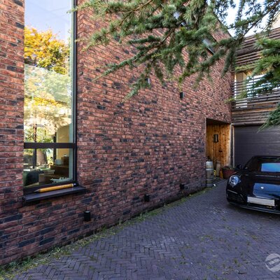 Tehlový obklad Purple gesinteld na fasáde rodinného domu