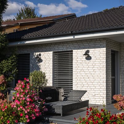 Tehlový obklad Rainbow Wit 1 na fasáde rodinného domu od Rustique.sk