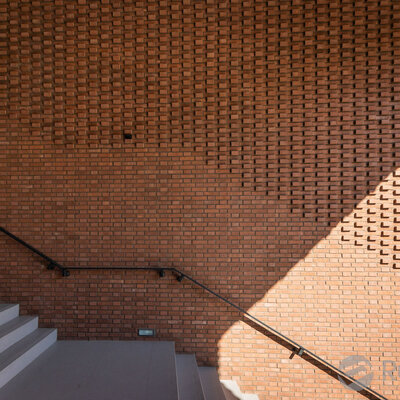 Tehlový obklad Rosso Rosé na fasáde polyfunkčnej budovy od Rustique.sk