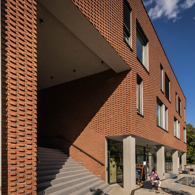 Tehlový obklad Rosso Rosé na fasáde polyfunkčnej budovy od Rustique.sk