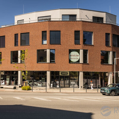 Tehlový obklad Rosso Rosé na fasáde polyfunkčnej budovy od Rustique.sk