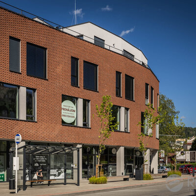 Tehlový obklad Rosso Rosé na fasáde polyfunkčnej budovy od Rustique.sk