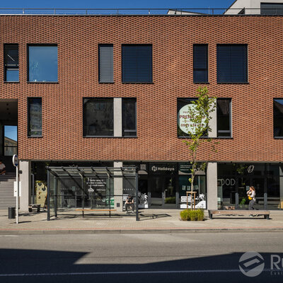 Tehlový obklad Rosso Rosé na fasáde polyfunkčnej budovy od Rustique.sk