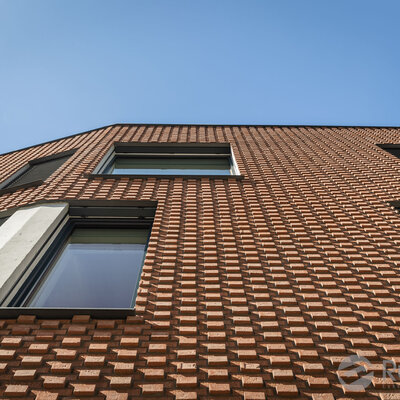 Tehlový obklad Rosso Rosé na fasáde polyfunkčnej budovy od Rustique.sk