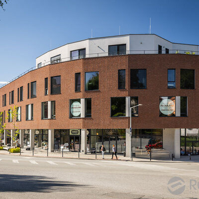 Tehlový obklad Rosso Rosé na fasáde polyfunkčnej budovy od Rustique.sk