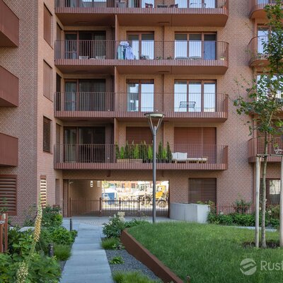 Tehlový obklad Rosso rose na fasáde polyfunkčnej budovy Zwirn