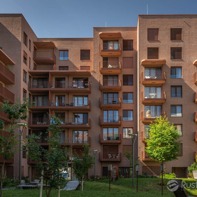 Tehlový obklad Rosso rose na fasáde polyfunkčnej budovy Zwirn