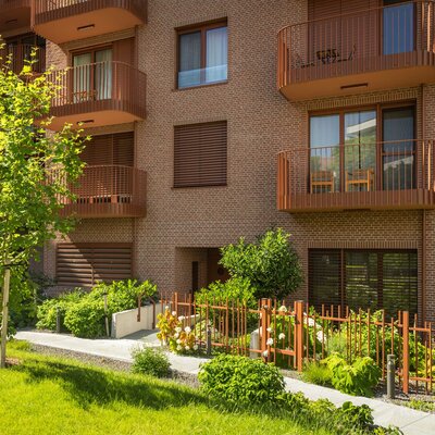 Tehlový obklad Rosso rose na fasáde polyfunkčnej budovy Zwirn