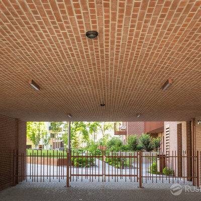 Tehlový obklad Rosso rose na fasáde polyfunkčnej budovy Zwirn