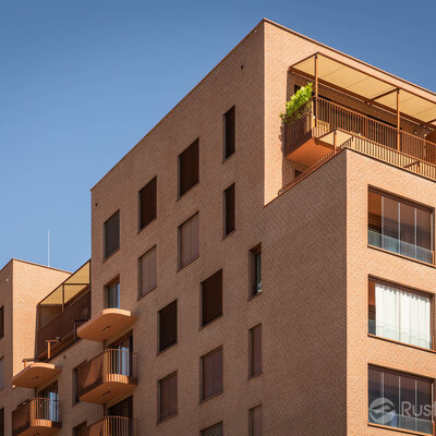 Tehlový obklad Rosso rose na fasáde polyfunkčnej budovy Zwirn