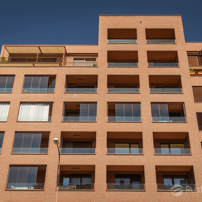 Tehlový obklad Rosso rose na fasáde polyfunkčnej budovy Zwirn