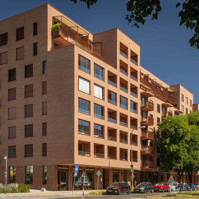 Tehlový obklad Rosso rose na fasáde polyfunkčnej budovy Zwirn