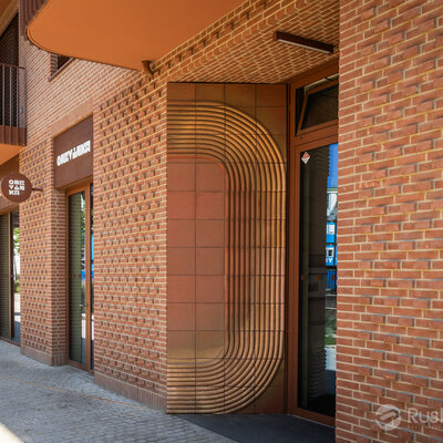 Tehlový obklad Rosso rose na fasáde polyfunkčnej budovy Zwirn