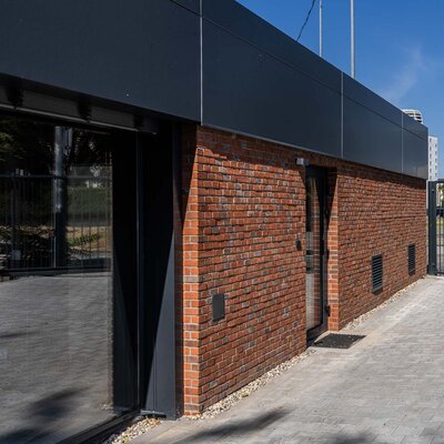 Tehlový obklad Rustique Mix na fasáde v exteriéri - reštaurácia