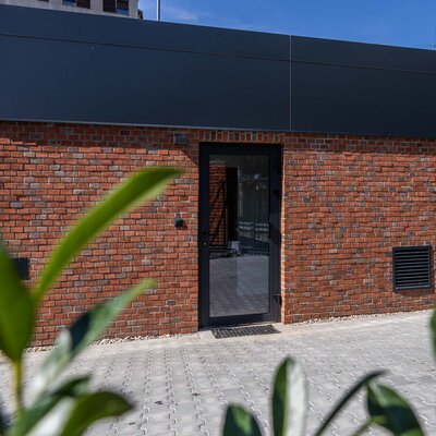 Tehlový obklad Rustique Mix na fasáde v exteriéri - reštaurácia