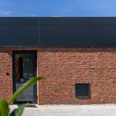 Tehlový obklad Rustique Mix na fasáde v exteriéri - reštaurácia