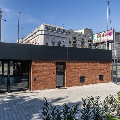 Tehlový obklad Rustique Mix na fasáde v exteriéri - reštaurácia