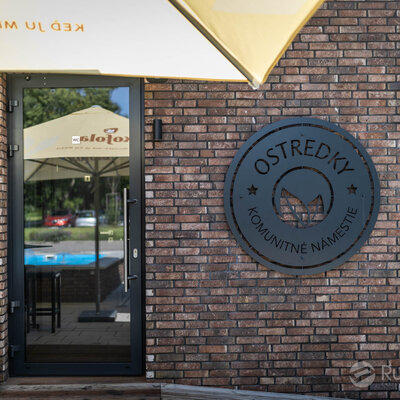 Tehlový obklad Rustique Economy Mix & Hermitage Antiek na fasáde v restaurácii