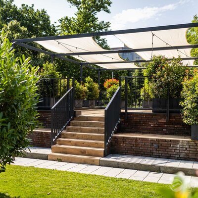 Tehlový obklad Rustique Economy Mix & Hermitage Antiek na fasáde v restaurácii