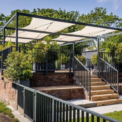 Tehlový obklad Rustique Economy Mix & Hermitage Antiek na fasáde v restaurácii