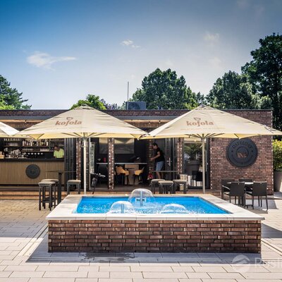 Tehlový obklad Rustique Economy Mix & Hermitage Antiek na fasáde v restaurácii