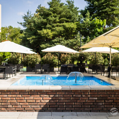 Tehlový obklad Rustique Economy Mix & Hermitage Antiek na fasáde v restaurácii