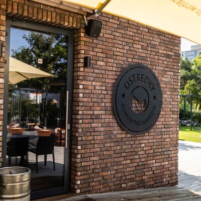 Tehlový obklad Rustique Economy Mix & Hermitage Antiek na fasáde v restaurácii