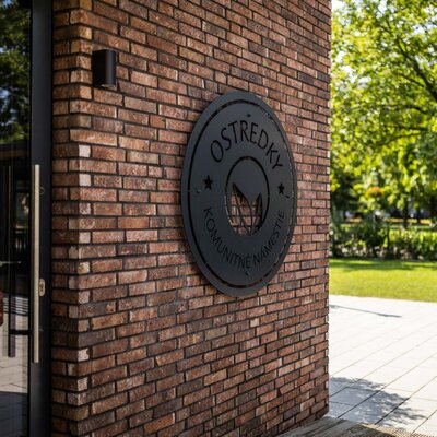 Tehlový obklad Rustique Economy Mix & Hermitage Antiek na fasáde v restaurácii