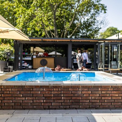 Tehlový obklad Rustique Economy Mix & Hermitage Antiek na fasáde v restaurácii