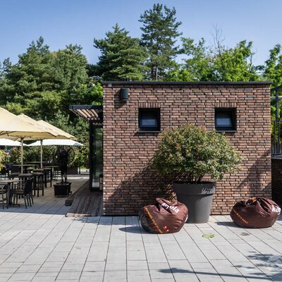 Tehlový obklad Rustique Economy Mix & Hermitage Antiek na fasáde v restaurácii