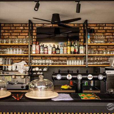 Tehlový obklad Rustique Economy Mix & Hermitage Antiek na fasáde v restaurácii