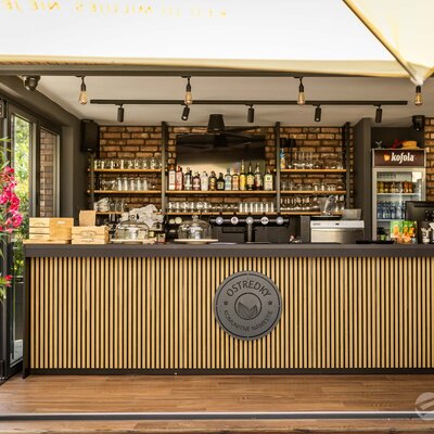 Tehlový obklad Rustique Economy Mix & Hermitage Antiek na fasáde v restaurácii