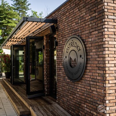 Tehlový obklad Rustique Economy Mix & Hermitage Antiek na fasáde v restaurácii