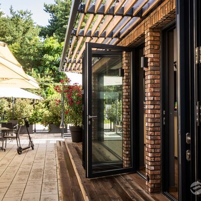 Tehlový obklad Rustique Economy Mix & Hermitage Antiek na fasáde v restaurácii