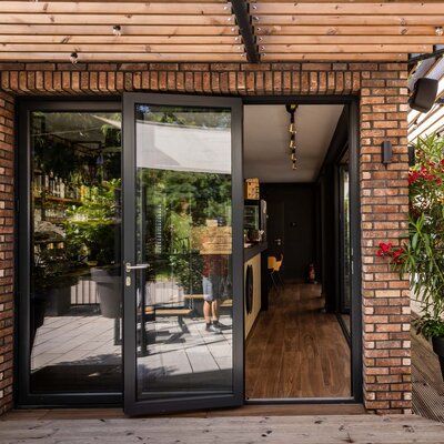 Tehlový obklad Rustique Economy Mix & Hermitage Antiek na fasáde v restaurácii