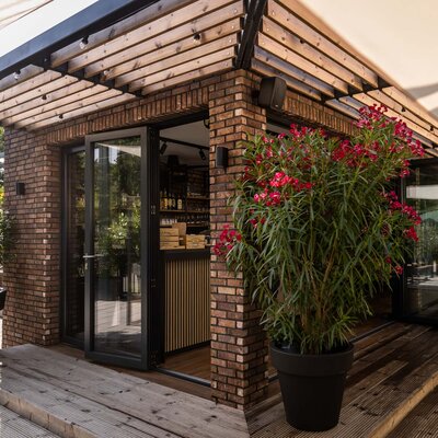 Tehlový obklad Rustique Economy Mix & Hermitage Antiek na fasáde v restaurácii