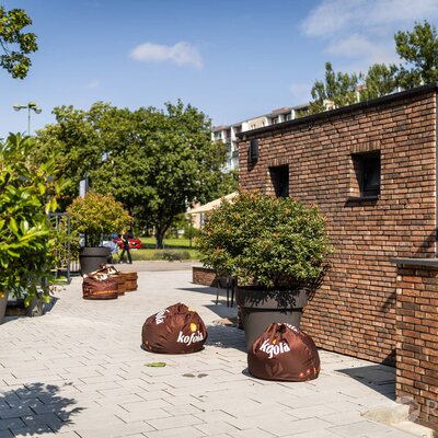 Tehlový obklad Rustique Economy Mix & Hermitage Antiek na fasáde v restaurácii