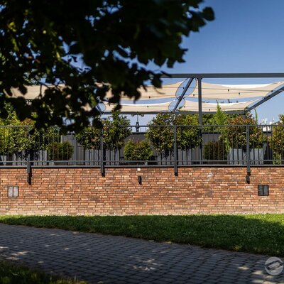 Tehlový obklad Rustique Economy Mix & Hermitage Antiek na fasáde v restaurácii