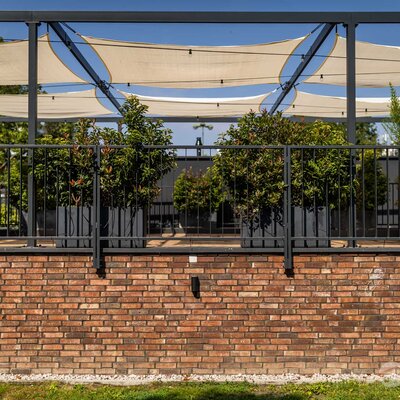 Tehlový obklad Rustique Economy Mix & Hermitage Antiek na fasáde v restaurácii