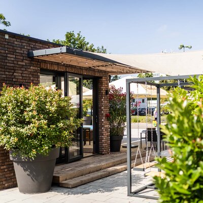 Tehlový obklad Rustique Economy Mix & Hermitage Antiek na fasáde v restaurácii